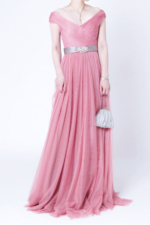 柔らかな素材感で気品のあふれる、JENNY PACKHAMのピンクのドレスコーディネート
